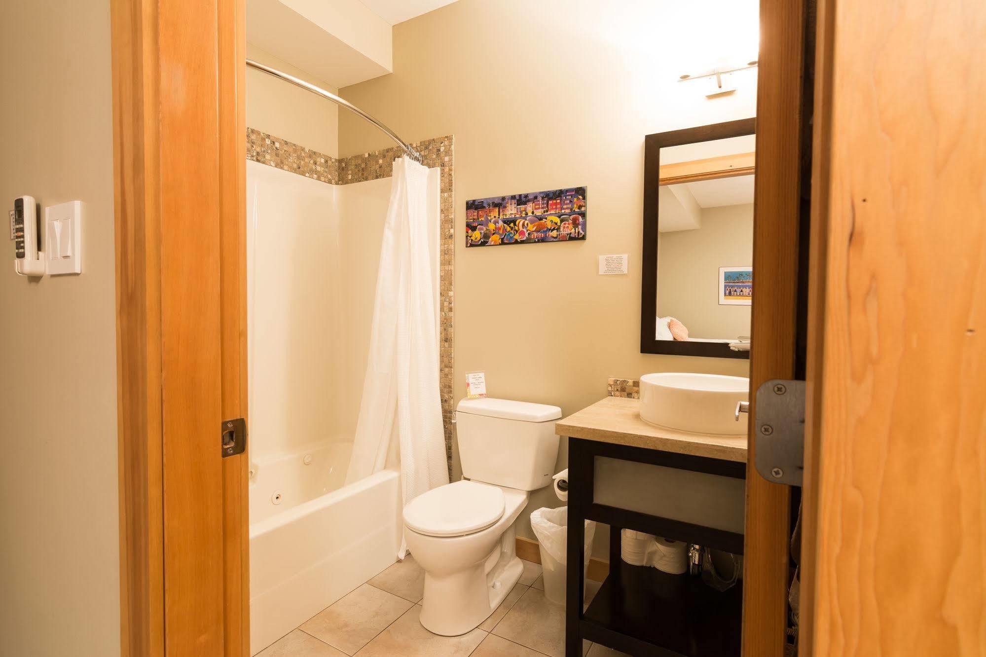 Cormier'S Studio Guest Suites Penticton Kültér fotó